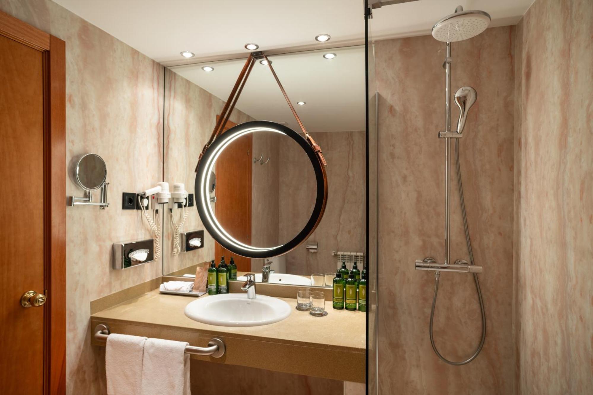 Standard Guest Twin Room with Two Single Beds